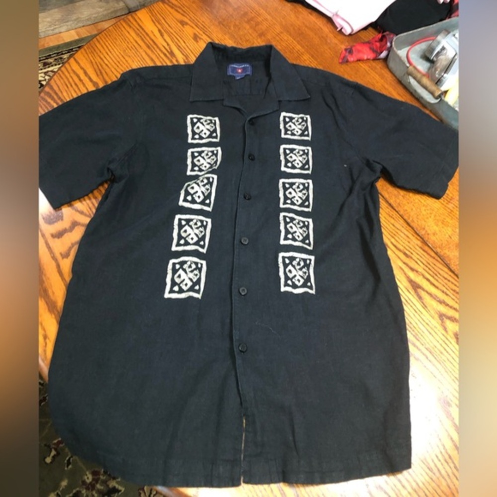 SADDLEBRED SIZE LARGE BLACK SHORT SLEEVE SHIRT WITH GEOMETRIC SHAPE IN CAMO?